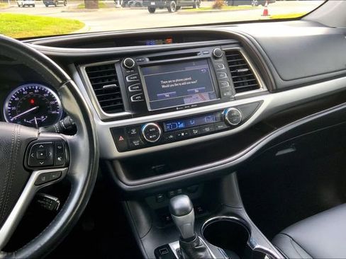 Used 2019 Toyota Highlander XLE image 6