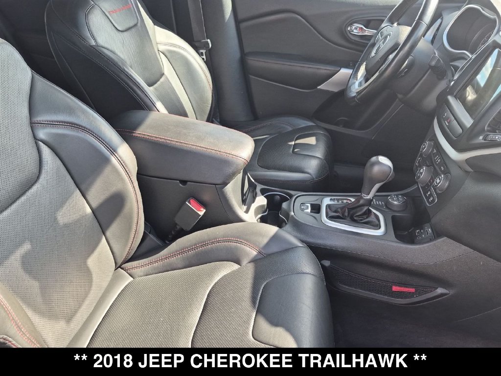 Used 2018 Jeep Cherokee Trailhawk AWD/4WD image 28