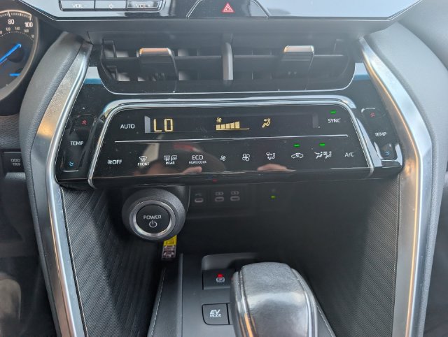 Used 2024 Toyota Venza XLE AWD/4WD image 17