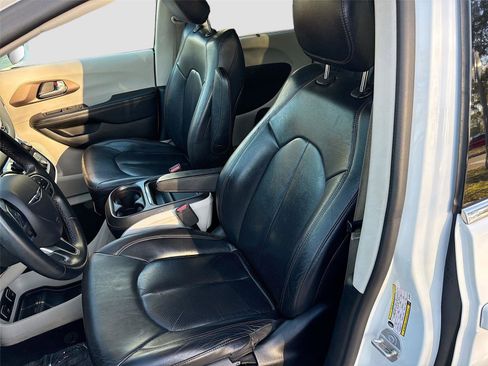Used 2018 Chrysler Pacifica Touring-L image 23
