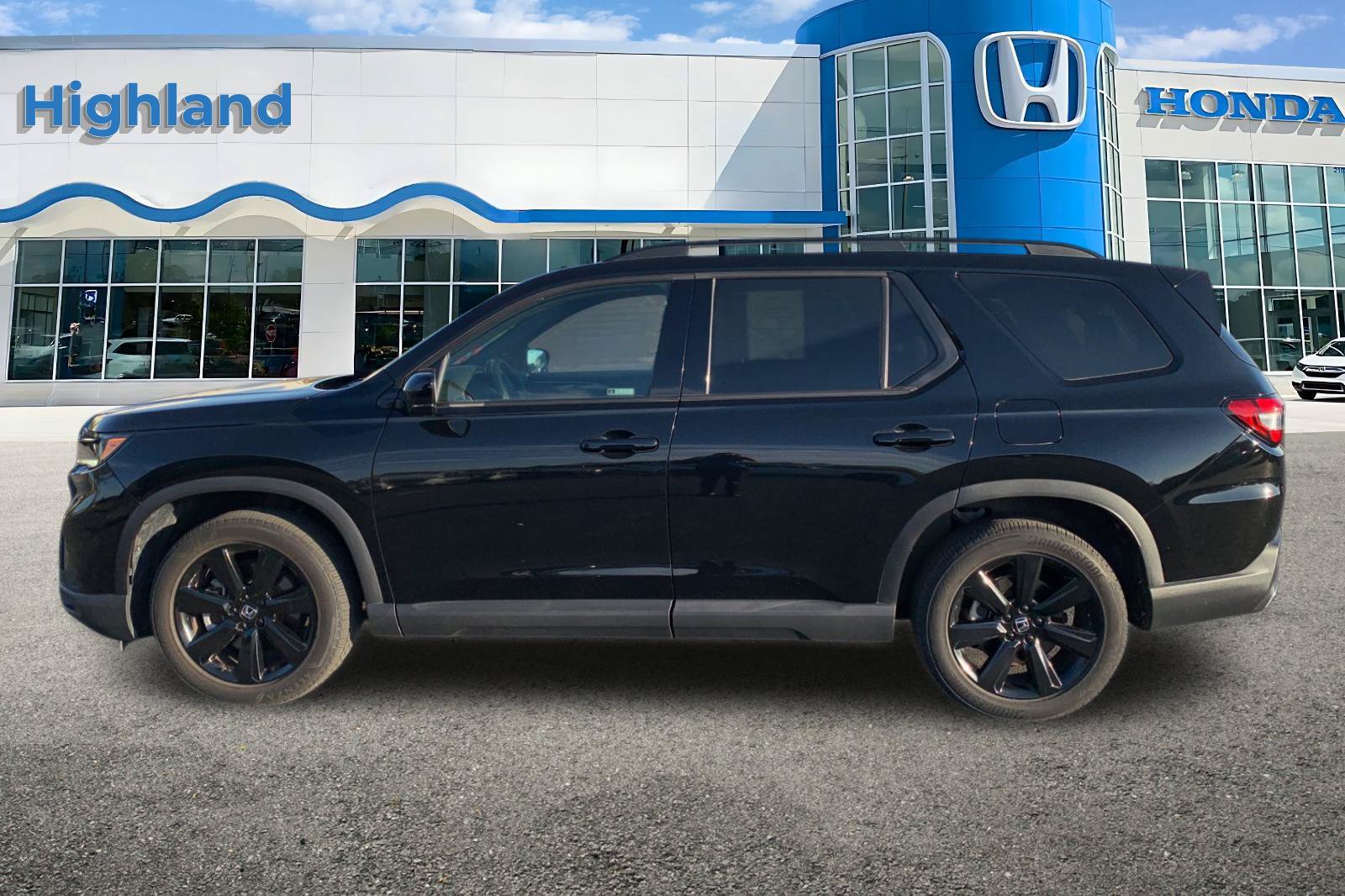 Used 2025 Honda Pilot Black Edition image 2