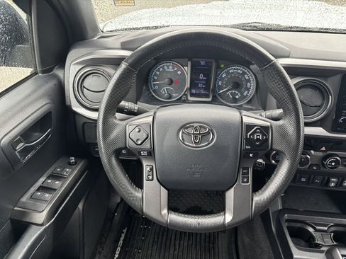 Used 2018 Toyota Tacoma TRD Sport w/ Technology Package image 15