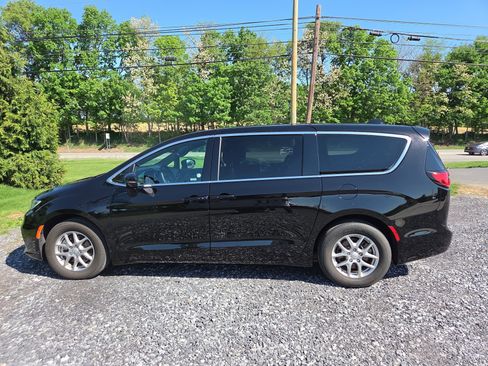 Used 2025 Chrysler Pacifica Select FWD image 12