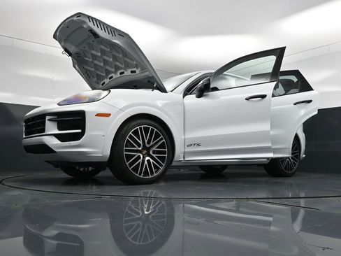 Certified 2025 Porsche Cayenne GTS AWD/4WD image 33