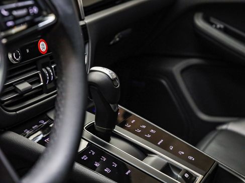 Used 2025 Porsche Macan image 27