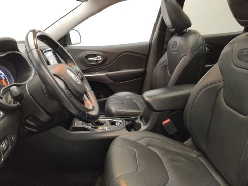 Used 2019 Jeep Cherokee Overland w/ Technology Group image 17