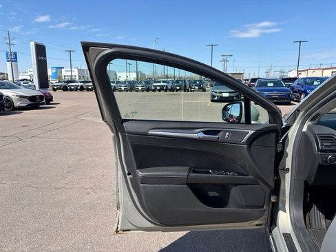Used 2015 Ford Fusion SE FWD image 11