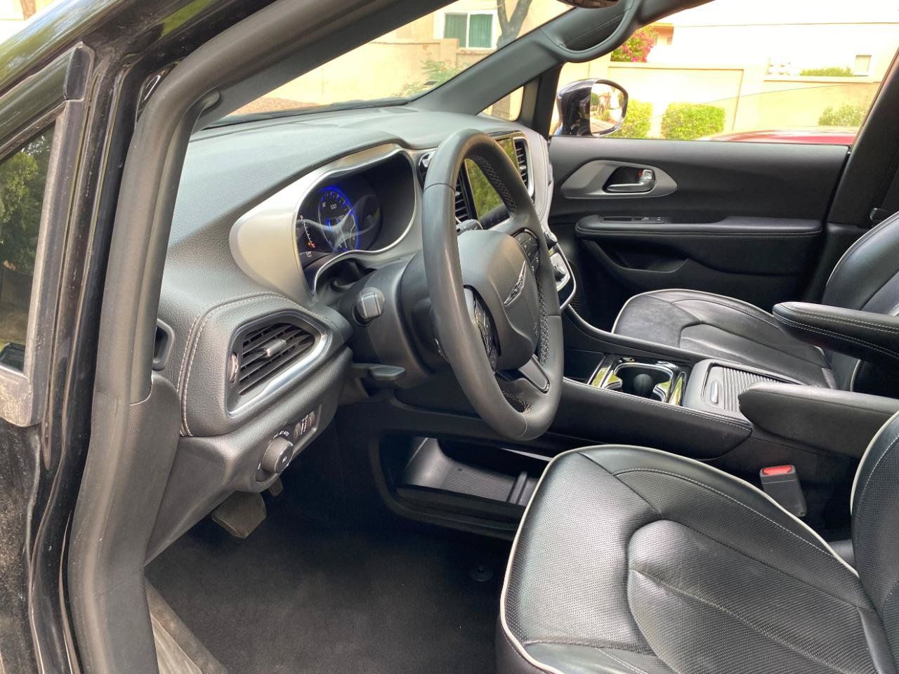 Used 2025 Chrysler Pacifica Limited FWD image 28