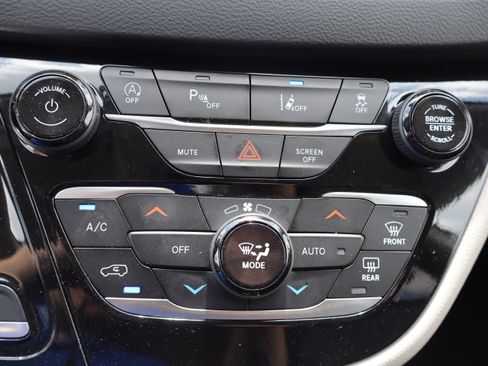 Used 2024 Chrysler Pacifica Touring-L FWD image 24