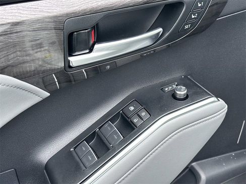 New 2026 Toyota Highlander Platinum image 17