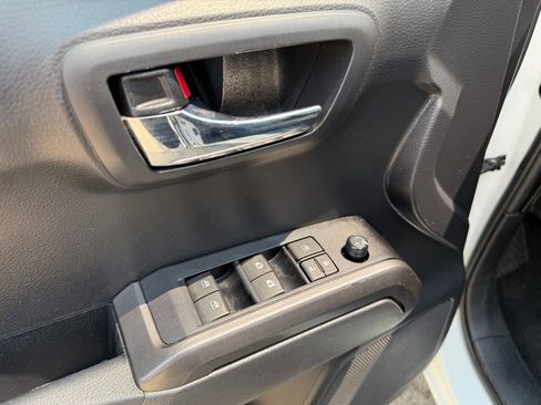 Used 2022 Toyota Tacoma TRD Off-Road image 9