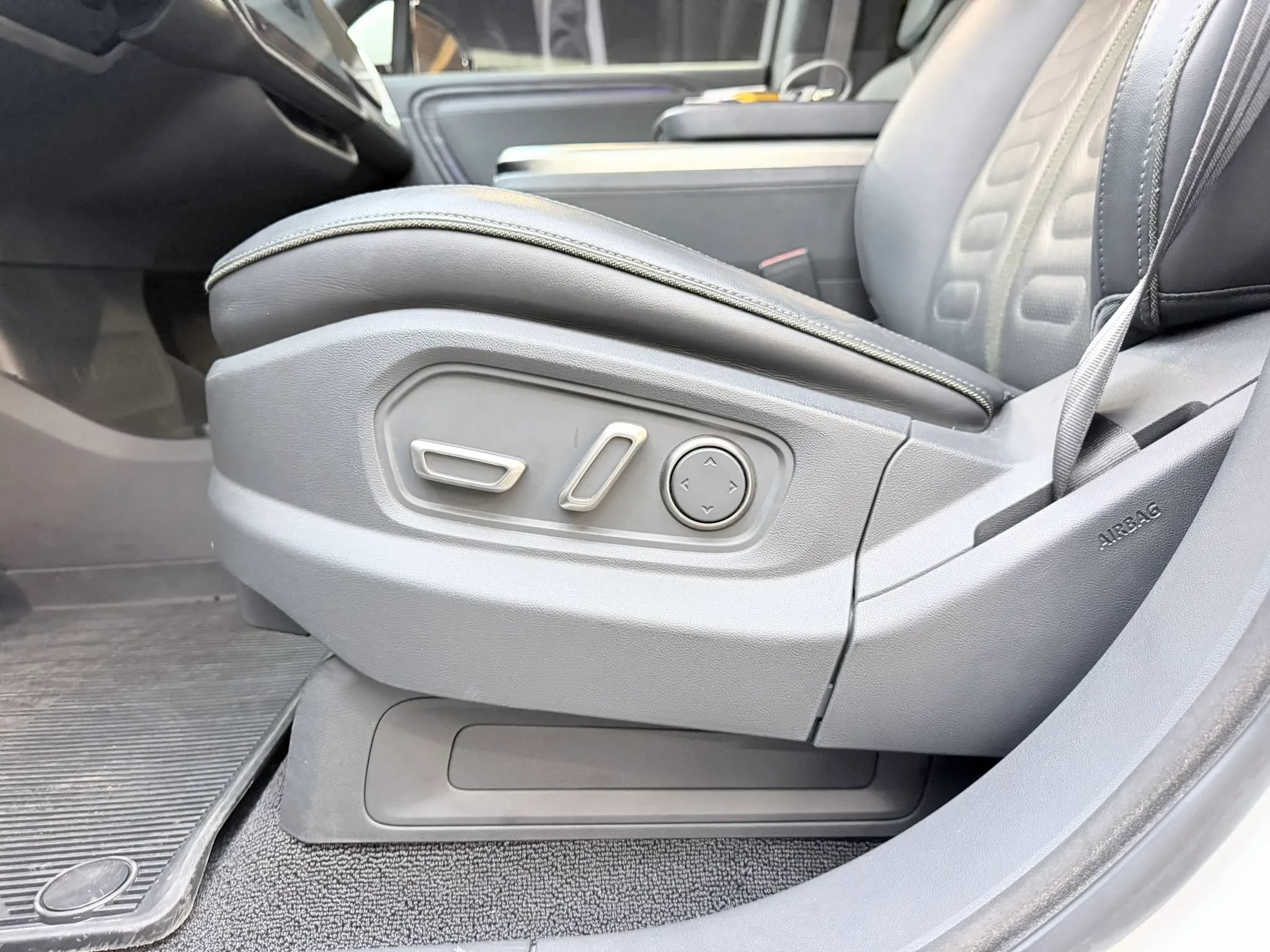 Used 2022 Rivian R1S Launch Edition Quad AWD/4WD image 13