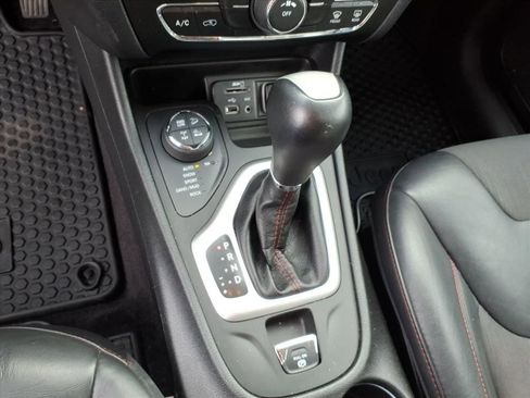 Used 2017 Jeep Cherokee Trailhawk w/ Cold Weather Group image 31