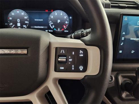 Used 2025 Land Rover Defender 110 X-Dynamic SE image 28