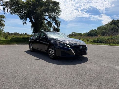 Used 2025 Nissan Altima 2.5 SV FWD image 7