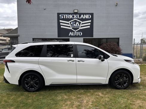 Used 2025 Toyota Sienna XSE w/ XSE Plus Package AWD/4WD image 5
