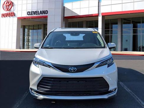 Used 2024 Toyota Sienna XLE image 3