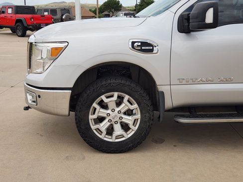 Used 2017 Nissan Titan SV AWD/4WD image 9