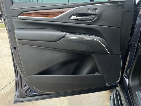 Used 2022 Cadillac Escalade Premium Luxury image 17