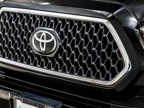 Used 2019 Toyota Tacoma TRD Sport image 12