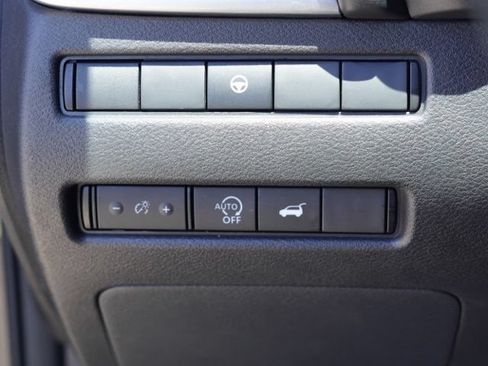 Used 2024 Nissan Rogue SV AWD/4WD image 18