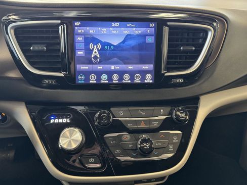 Used 2018 Chrysler Pacifica Touring-L w/ Tire & Wheel Group image 35