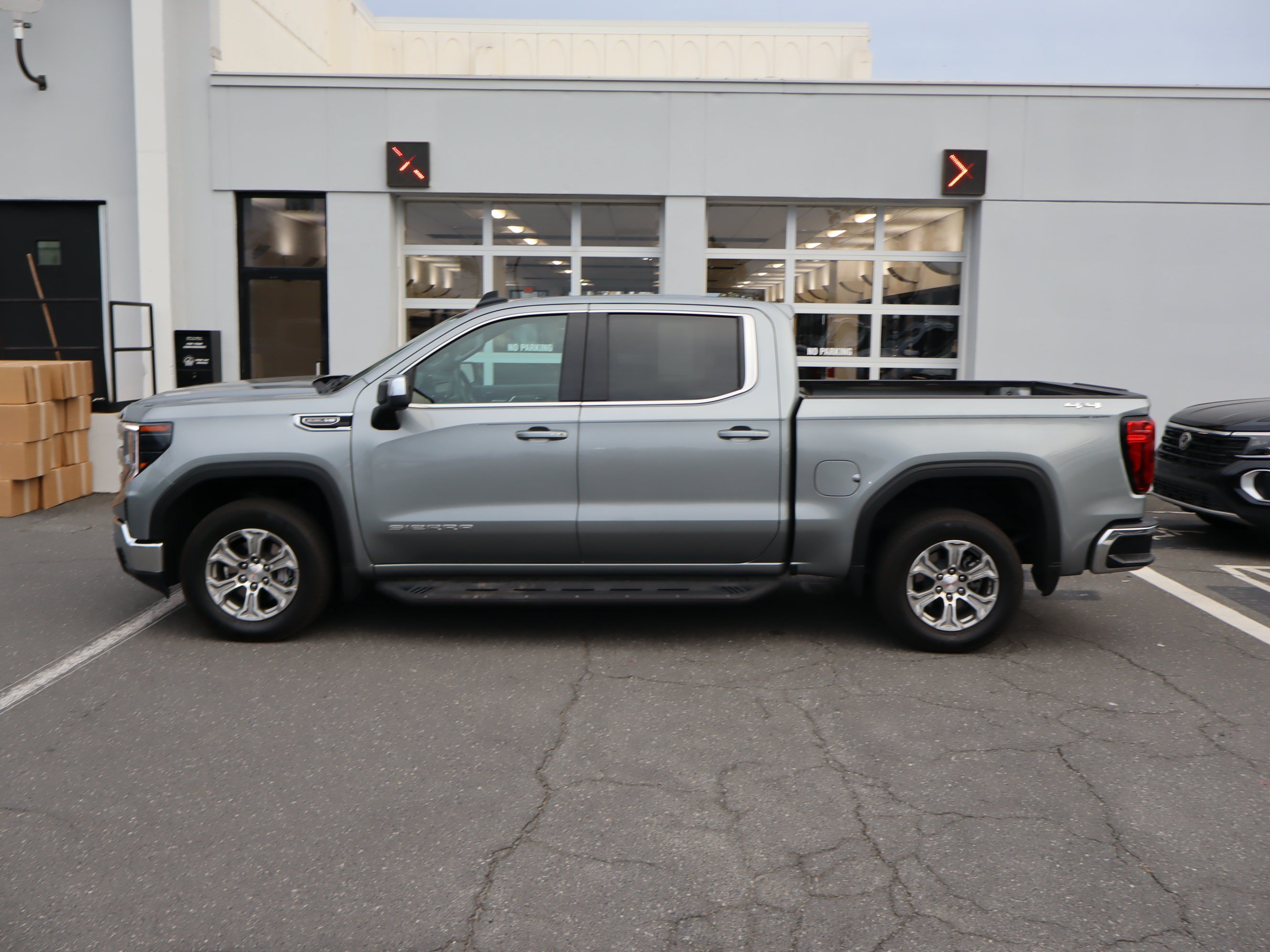 Used 2025 GMC Sierra 1500 SLE w/ Preferred Package AWD/4WD image 18