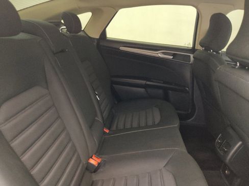 Used 2018 Ford Fusion SE w/ Fusion SE Technology Package FWD image 19