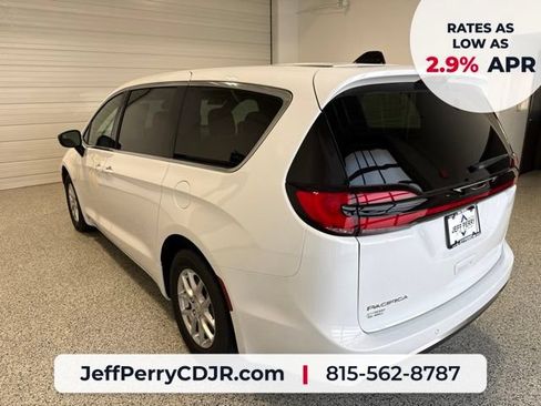 New 2027 Chrysler Pacifica Select FWD image 8