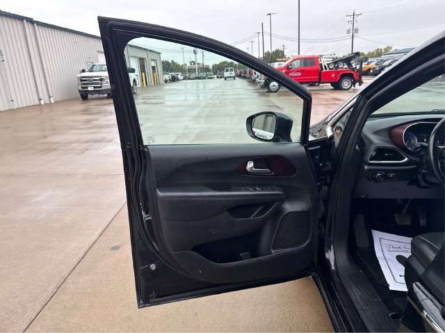 Used 2019 Chrysler Pacifica Touring-L FWD image 20