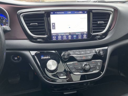 Used 2019 Chrysler Pacifica Touring-L image 25