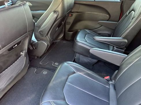 Used 2025 Chrysler Pacifica Select image 13