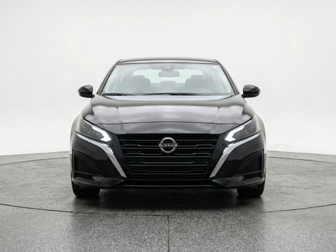 Used 2025 Nissan Altima 2.5 SV FWD image 2