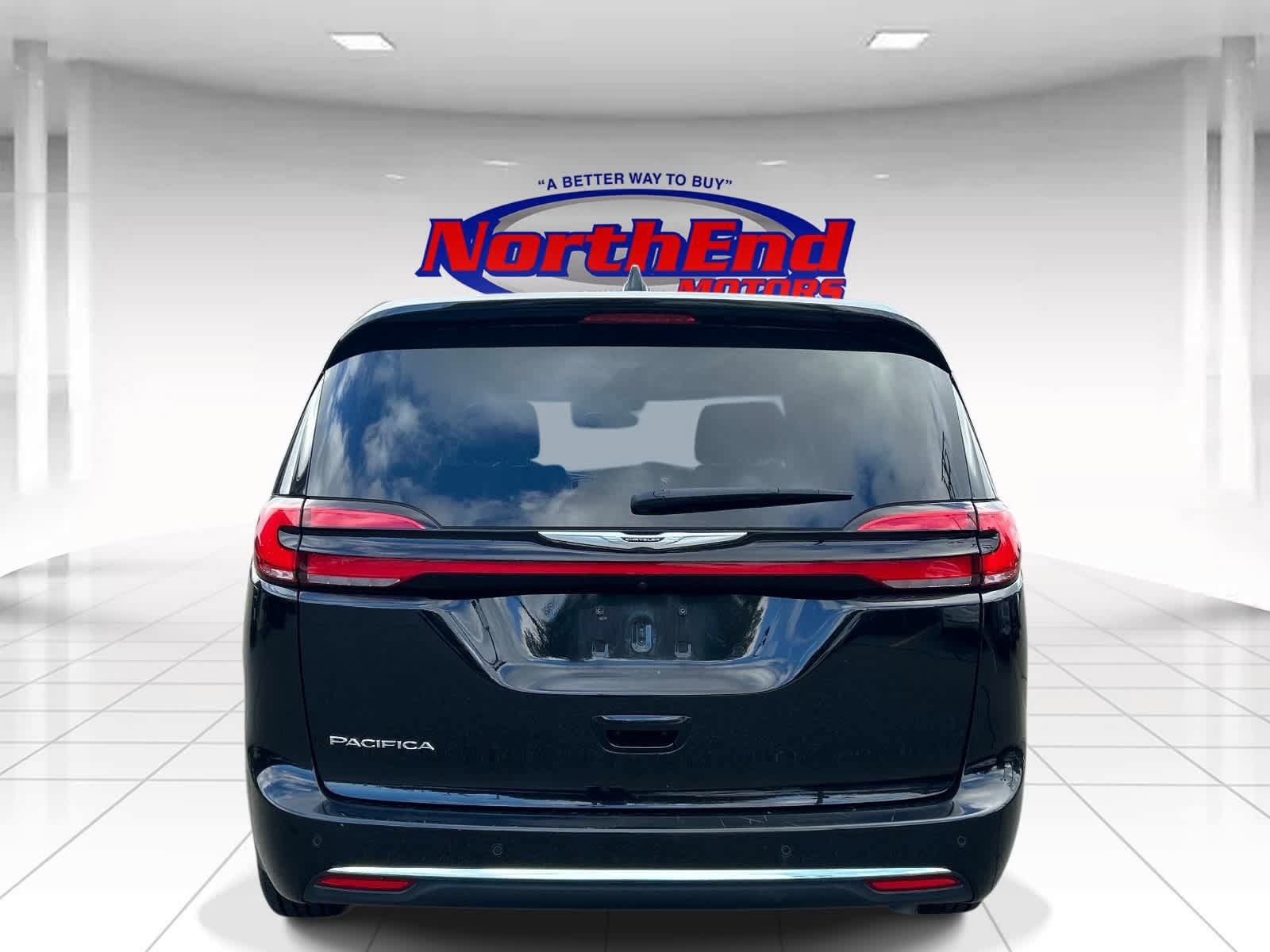 Used 2024 Chrysler Pacifica Touring-L FWD image 4