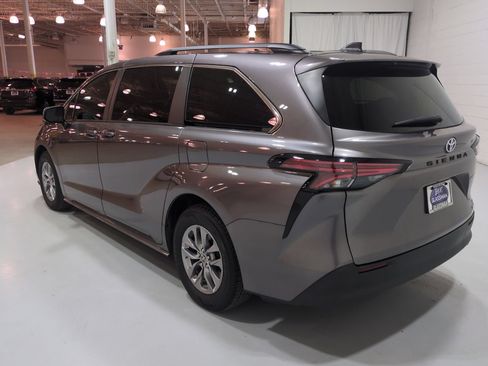 Used 2022 Toyota Sienna LE FWD image 5