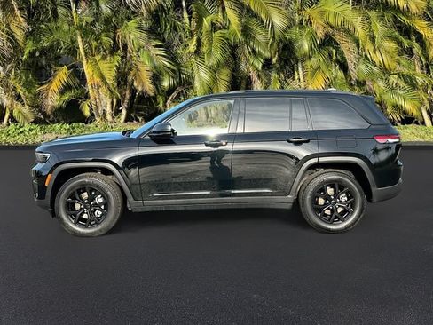 Used 2025 Jeep Grand Cherokee Altitude RWD image 9