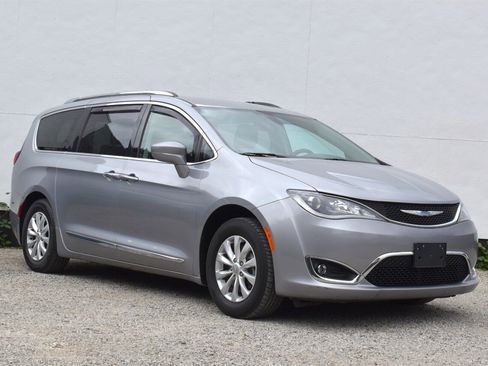 Used 2018 Chrysler Pacifica Touring-L FWD image 1