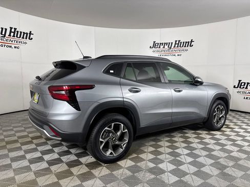 Used 2025 Chevrolet Trax LT w/ LT Convenience Package FWD image 6