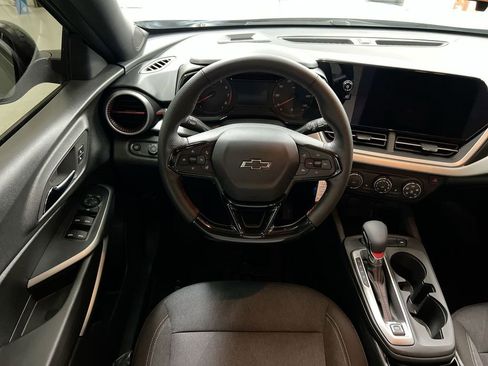 Used 2025 Chevrolet Trax RS image 11