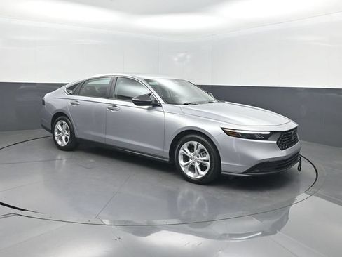 Used 2025 Honda Accord LX image 30