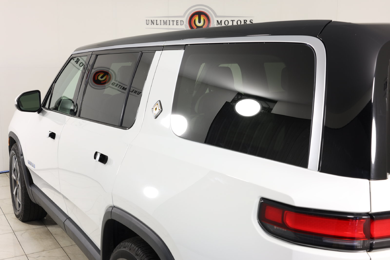 Used 2023 Rivian R1S Adventure Dual AWD/4WD image 42