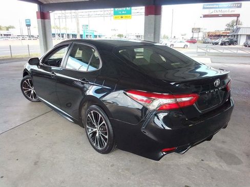 Used 2018 Toyota Camry SE w/ Convenience Package FWD image 4