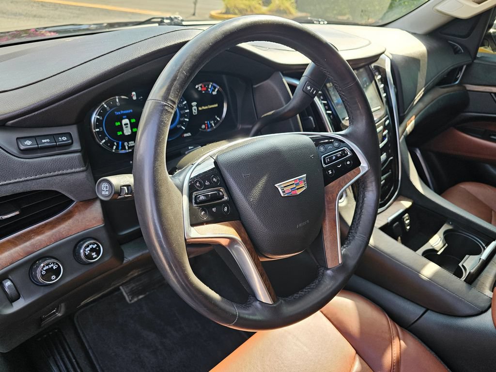 Used 2020 Cadillac Escalade Premium Luxury w/ Escalade Sport Edition AWD/4WD image 26