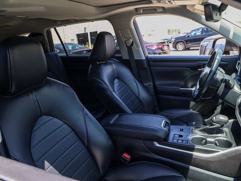 Used 2023 Toyota Highlander XLE FWD image 21