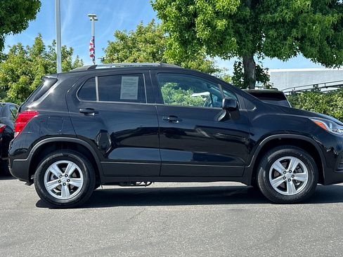 Used 2022 Chevrolet Trax LT w/ Driver Confidence Package AWD/4WD image 3