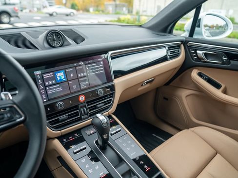 Used 2025 Porsche Macan image 15