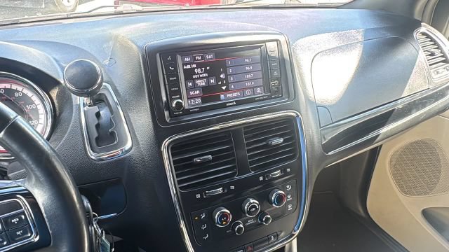 Used 2019 Dodge Grand Caravan SXT FWD image 16