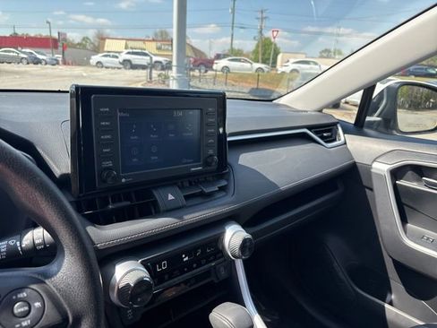 Used 2022 Toyota RAV4 XLE image 17
