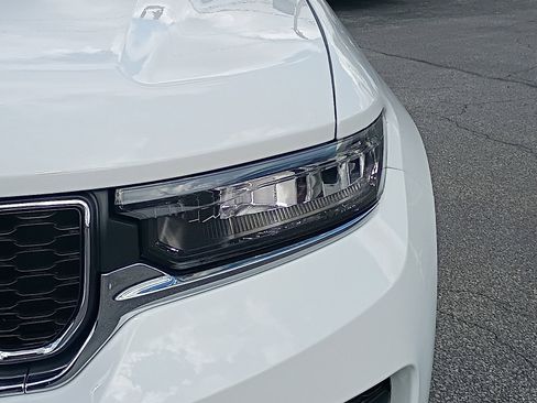 New 2025 Jeep Grand Cherokee Laredo X w/ Luxury Tech Group I image 9