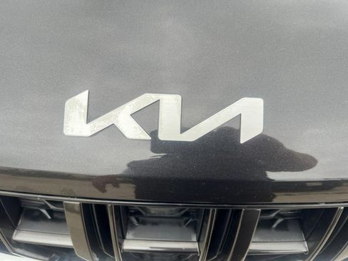 Certified 2022 Kia Carnival LX FWD image 27